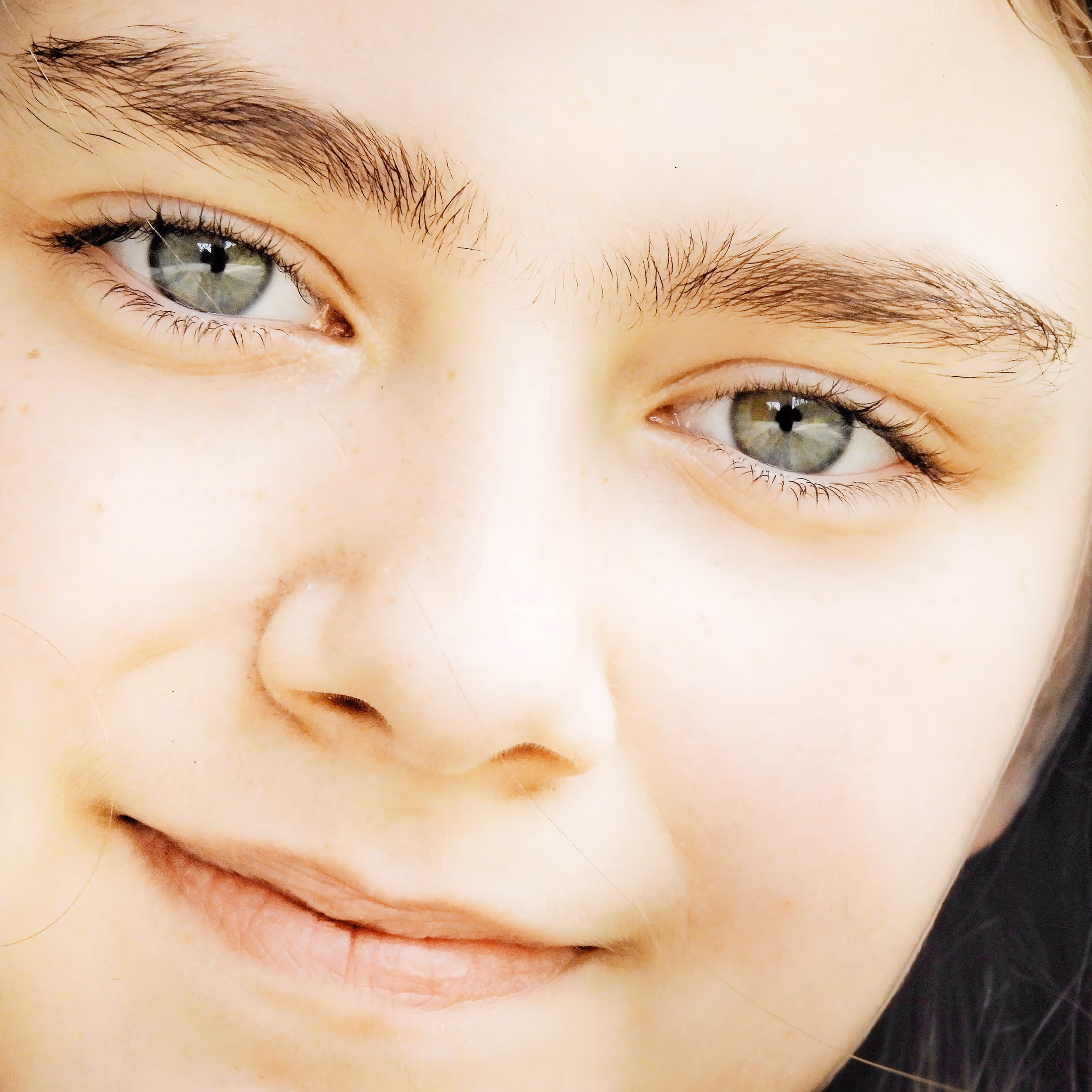 Nahaufnahme eines Kindergesichts mit grünen Augen